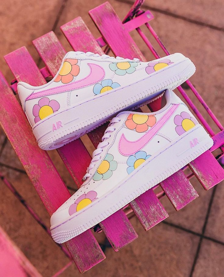 Dreamy Daisies - Handpainted Sneakers