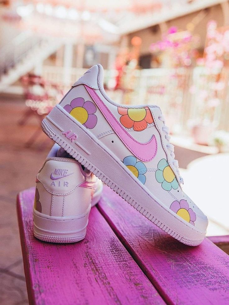 Dreamy Daisies - Handpainted Sneakers